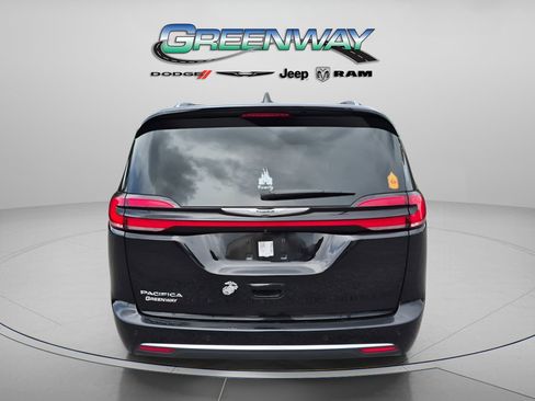 Used 2024 Chrysler Pacifica Pinnacle FWD image 2
