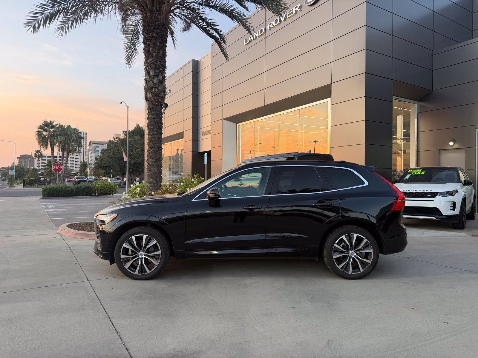 Used 2022 Volvo XC60 B5 Momentum w/ Advanced Package AWD/4WD image 3