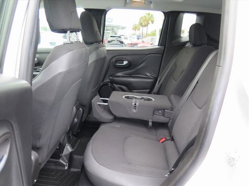 Used 2018 Jeep Renegade Altitude w/ UConnect 8.4 Nav Group image 16