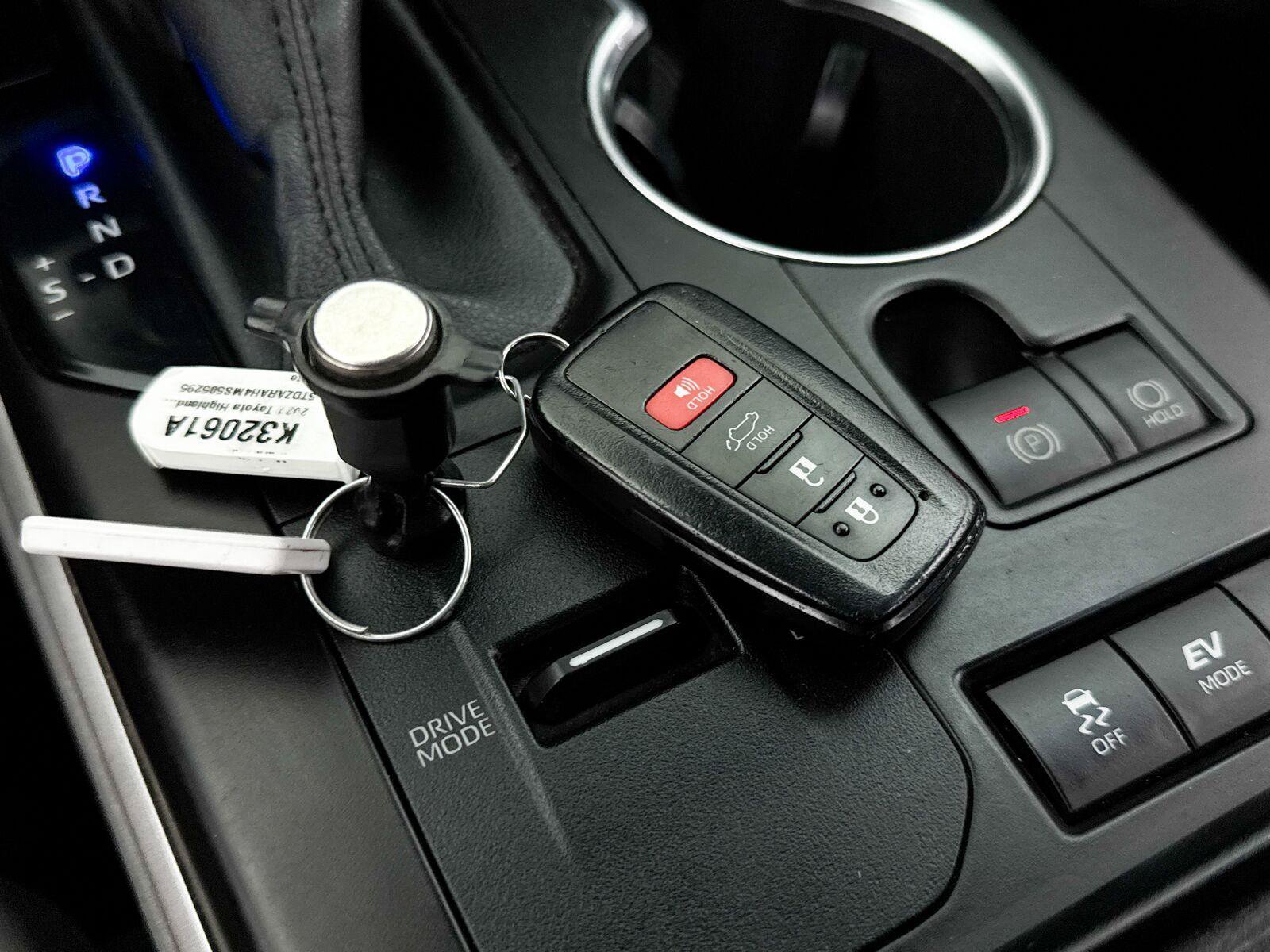 Used 2021 Toyota Highlander LE FWD image 39