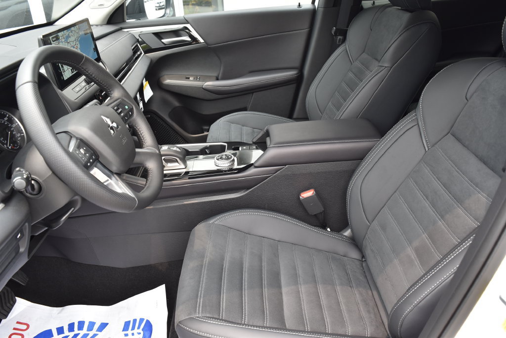 New 2025 Mitsubishi Outlander AWD image 5