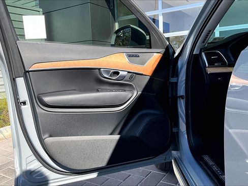 Used 2024 Volvo XC90 B6 Plus image 23