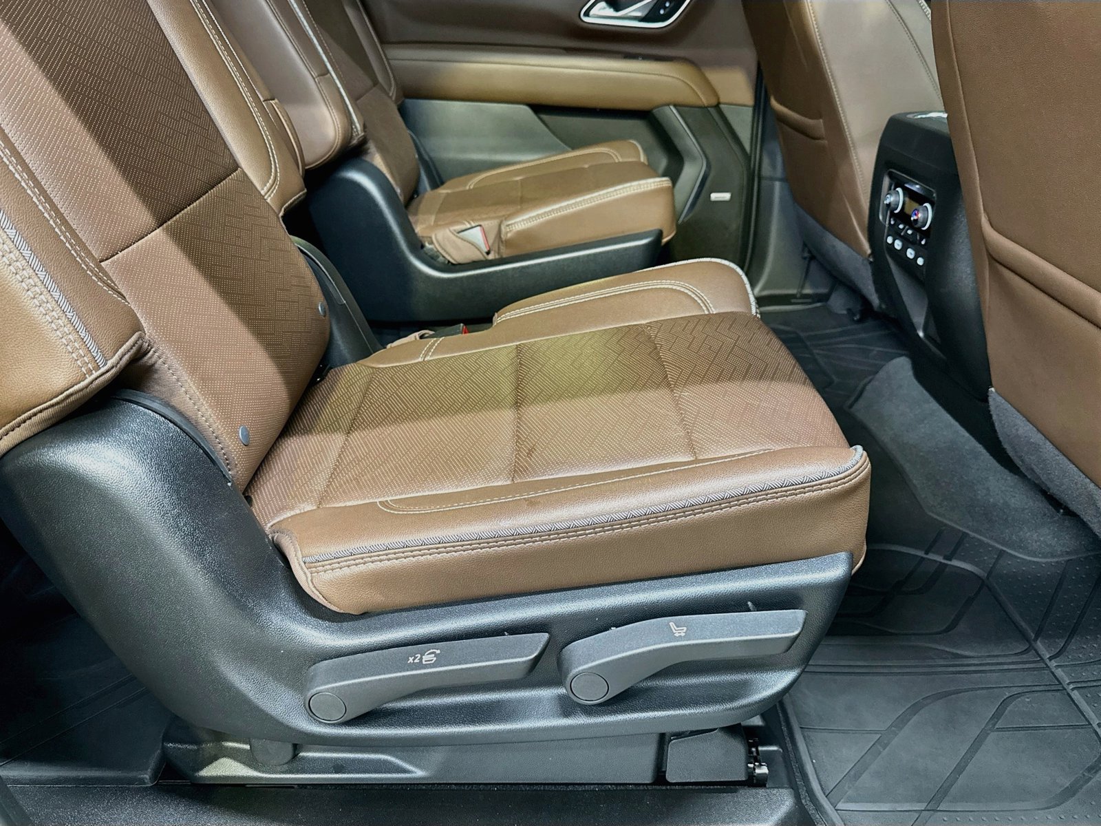 Used 2024 Chevrolet Suburban High Country w/ Advanced Technology Package AWD/4WD image 34