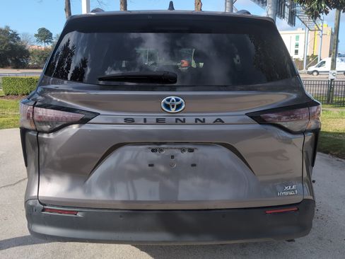 Used 2024 Toyota Sienna XLE image 9