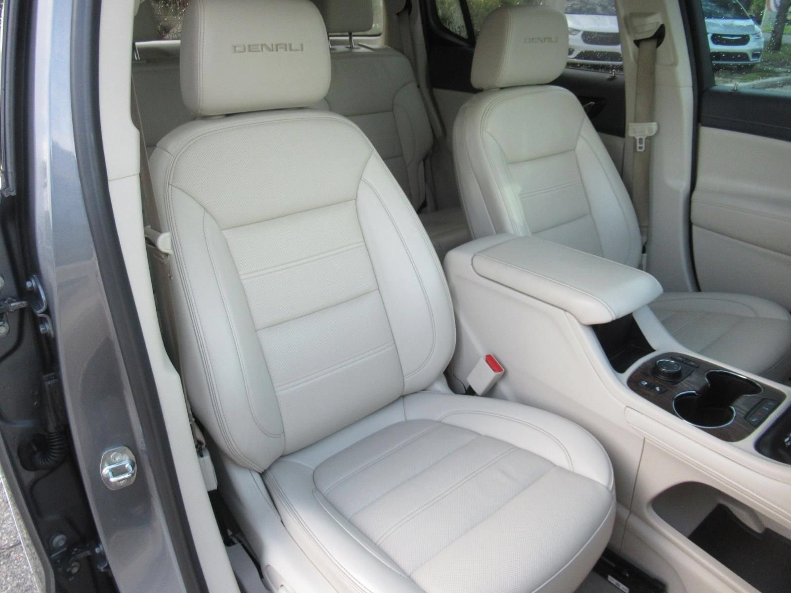 Used 2021 GMC Acadia Denali w/ Denali Technology Package FWD image 9