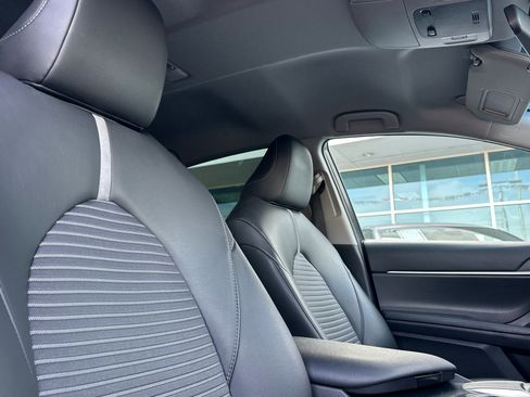 Certified 2018 Toyota Camry SE image 16