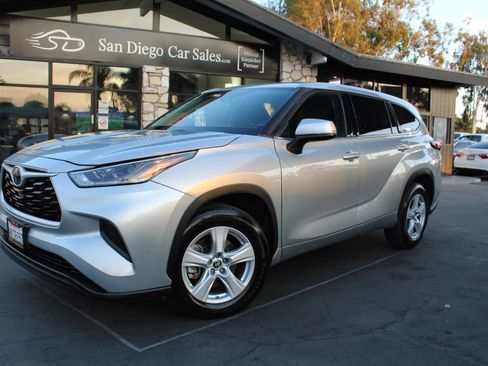 Used 2021 Toyota Highlander L FWD image 1