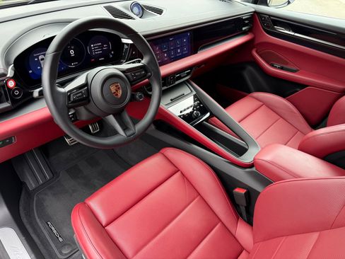 Used 2025 Porsche Macan 4S Electric AWD/4WD image 4