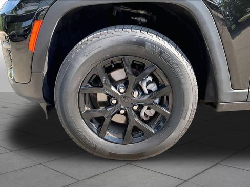 Used 2025 Jeep Grand Cherokee Altitude AWD/4WD image 11