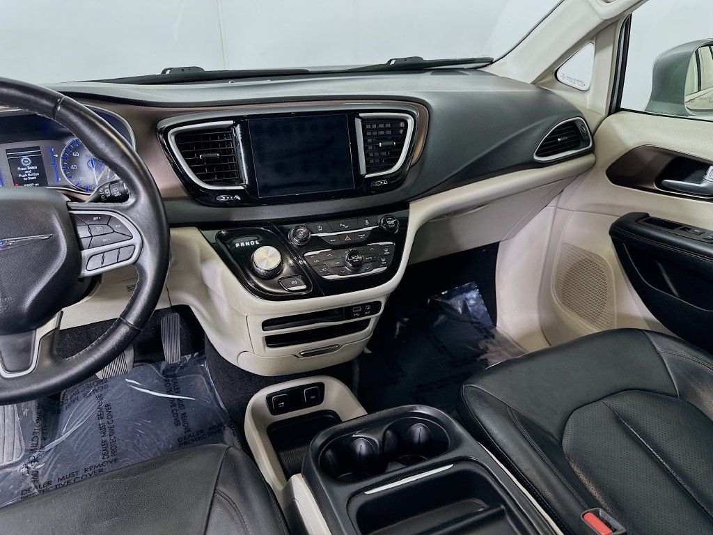 Used 2018 Chrysler Pacifica Touring-L w/ Premium Audio Group FWD image 22