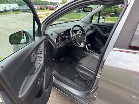 Used 2020 Chevrolet Trax LT w/ Sun & Sound Package FWD image 5