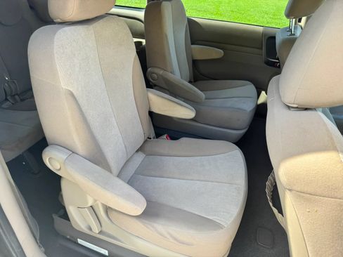 Used 2012 Kia Sedona LX FWD image 21