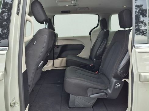 Used 2020 Chrysler Pacifica Touring w/ Tire & Wheel Group FWD image 18