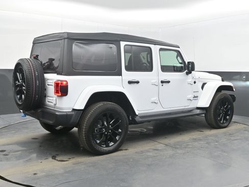 Used 2022 Jeep Wrangler Unlimited Sahara image 9