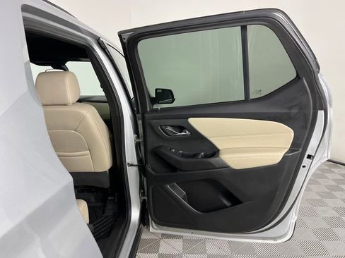 Used 2022 Chevrolet Traverse LT image 28