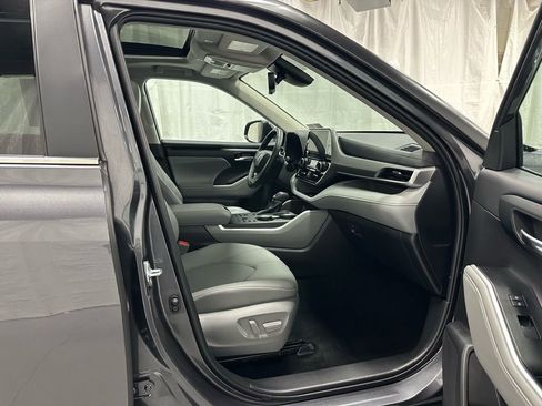Used 2025 Toyota Highlander XLE image 61