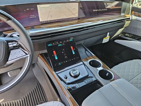 New 2026 Cadillac Vistiq Platinum w/ LPO, Floor Liner Package image 27