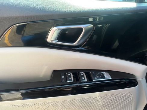 Used 2022 Kia Carnival EX image 13