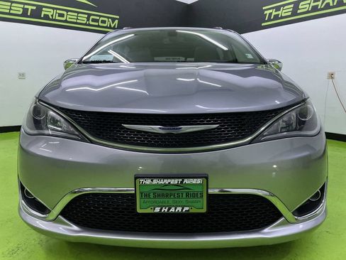 Used 2020 Chrysler Pacifica Limited FWD image 3