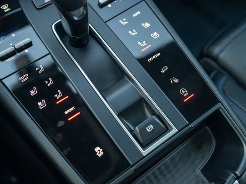 Certified 2024 Porsche Macan AWD/4WD image 20