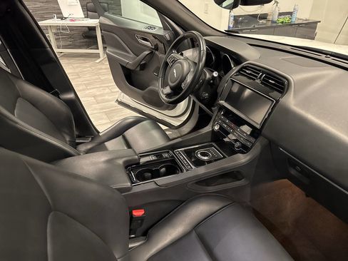 Used 2020 Jaguar F-PACE Premium image 32