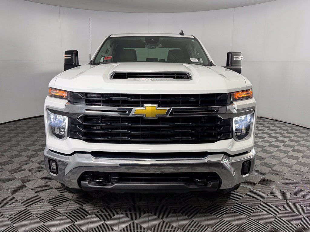 Used 2026 Chevrolet Silverado 2500 LT AWD/4WD image 3