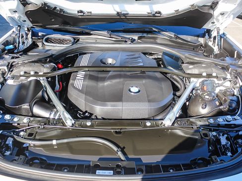 Used 2025 BMW 740i w/ Premium Package image 34