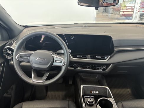 Used 2026 Chevrolet Equinox LT w/ Convenience Package II FWD image 3