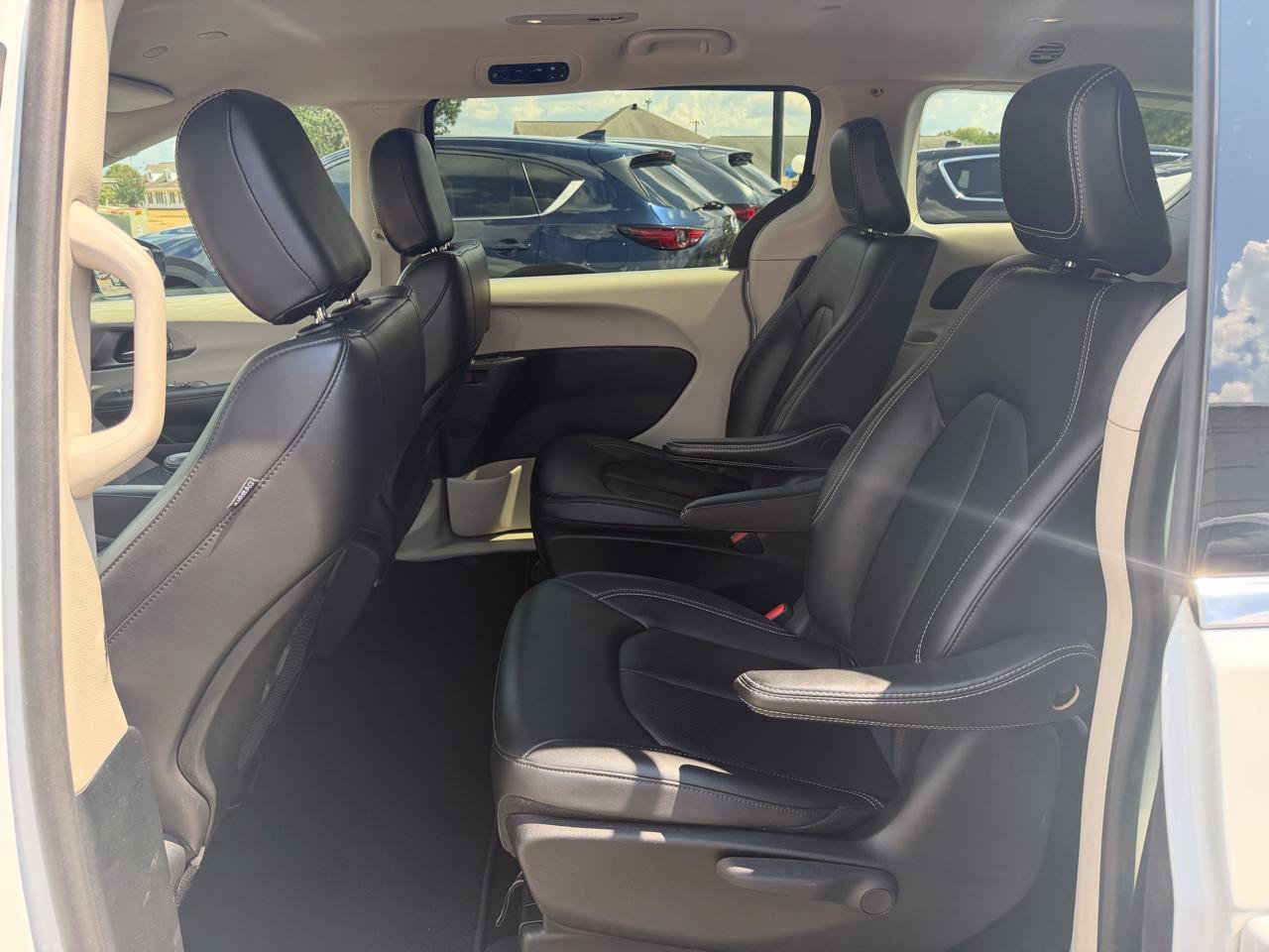 Used 2024 Chrysler Pacifica Limited FWD image 6
