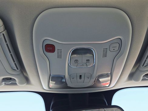 Used 2023 Jeep Renegade Latitude w/ Sun & Fun Group image 36