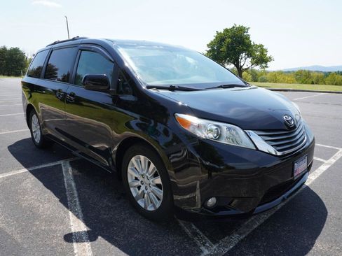 Used 2012 Toyota Sienna XLE AWD/4WD image 3