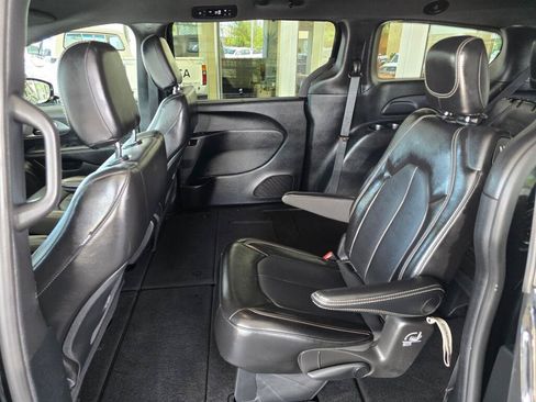 Used 2025 Chrysler Pacifica Select FWD image 32