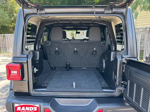 Used 2018 Jeep Wrangler Unlimited Rubicon AWD/4WD image 7