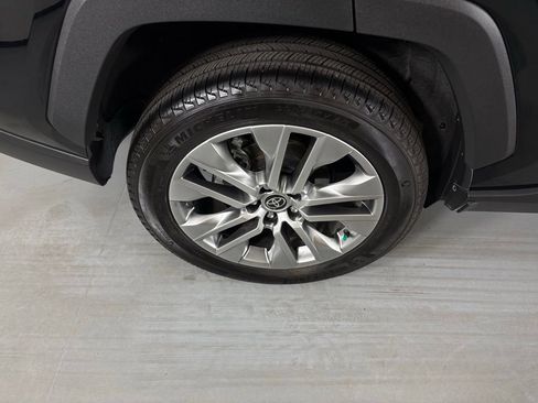 Used 2022 Toyota RAV4 XLE Premium image 11