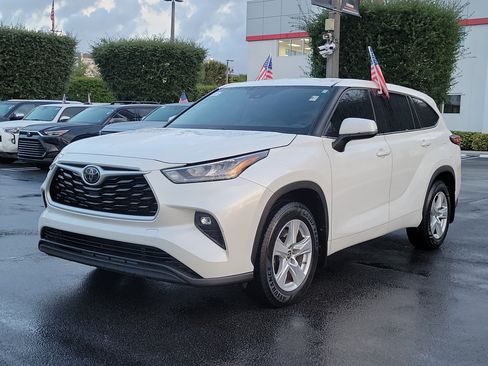 Used 2020 Toyota Highlander LE AWD/4WD image 6