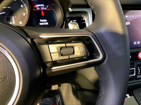 Certified 2025 Porsche Macan image 28