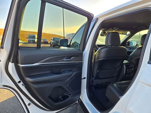 Used 2025 Jeep Grand Cherokee Limited w/ Black Appearance Package image 27