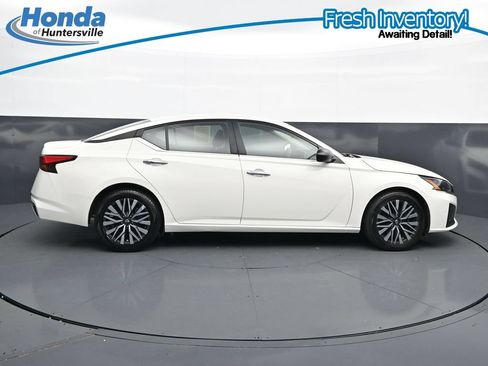 Used 2025 Nissan Altima 2.5 SV FWD image 11