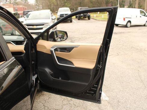 Used 2019 Toyota RAV4 LE FWD image 18