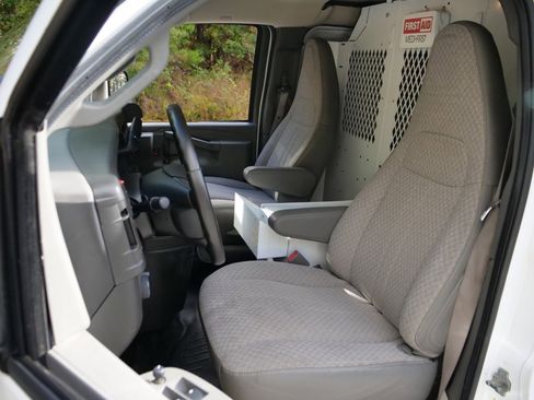 Used 2018 GMC Savana 3500 w/ Driver Convenience Package image 3