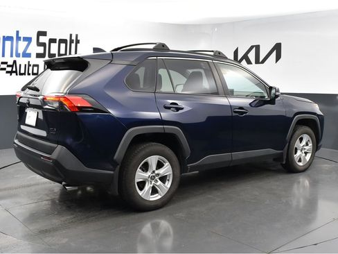 Used 2021 Toyota RAV4 XLE w/ Convenience Package image 5