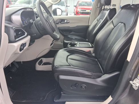 Used 2023 Chrysler Pacifica Touring-L image 15