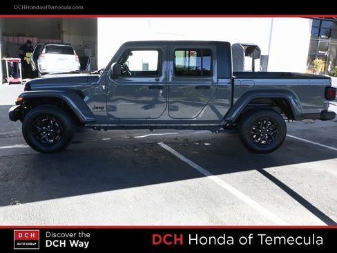Used 2022 Jeep Gladiator Sport image 4