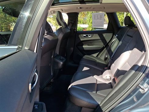 Used 2019 Volvo XC60 T6 Momentum w/ Premium Package image 11