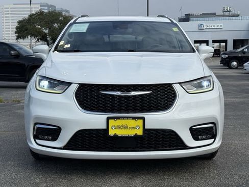 Used 2021 Chrysler Pacifica Touring-L image 3