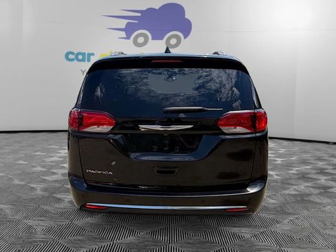 Used 2018 Chrysler Pacifica Touring-L FWD image 4