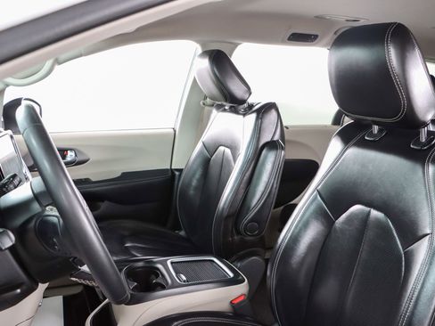Used 2023 Chrysler Pacifica Touring-L FWD image 23