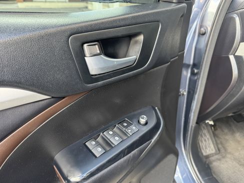Used 2018 Toyota Highlander XLE AWD/4WD image 23