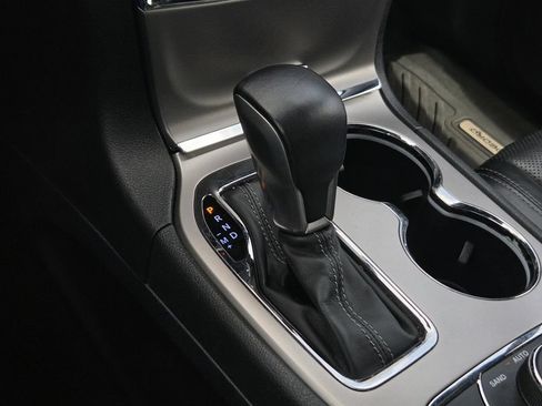 Used 2019 Jeep Grand Cherokee Overland AWD/4WD image 24