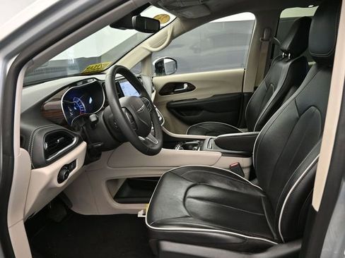 Used 2023 Chrysler Pacifica Limited image 16